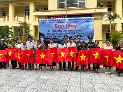 Trao tặng cờ Tổ quốc cho nhân dân vùng biên giới ở Quảng Trị