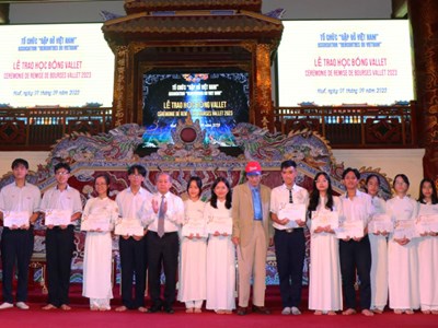 Trao 220 suất học bổng cho học sinh, sinh viên xuất sắc tại Huế