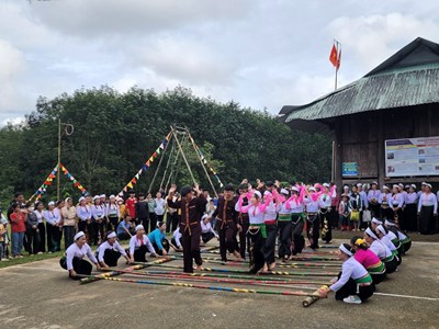 Người Mường ở Kon Tum vui Tết “Độc lập”