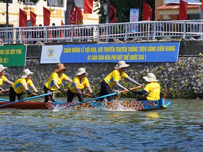 Rộn ràng lễ hội đua thuyền mừng Tết Độc lập ở Quảng Bình