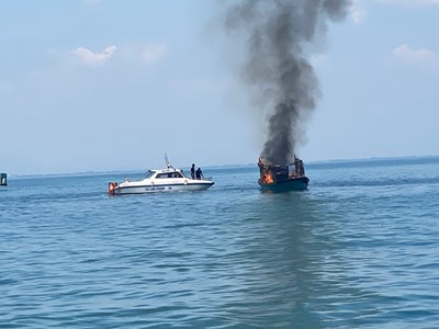 Cháy tàu chở nhân viên khu bảo tồn biển, ba người bị bỏng