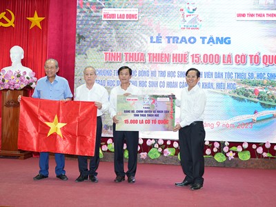 Trao tặng 15.000 lá cờ Tổ quốc cho tỉnh Thừa Thiên Huế