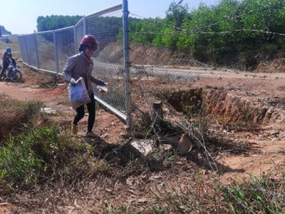 Người dân tự ý tháo dỡ hàng rào thép gai để lưu thông vào cao tốc