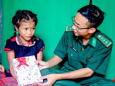 “Nâng bước em đến trường” cho học sinh vùng biên