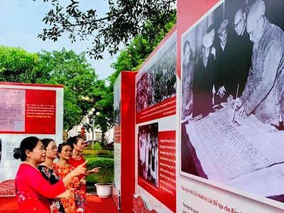 Trưng bày chuyên đề "Nghệ Tĩnh đỏ trong trái tim Người”