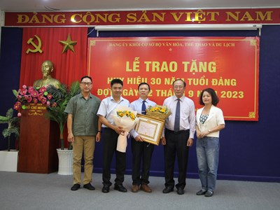 Đảng ủy khối cơ sở Bộ VHTTDL trao Huy hiệu 30 năm tuổi Đảng