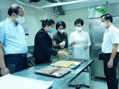 Hà Nội tăng cường kiểm tra công tác đảm bảo VSATTP bánh trung thu tại khách sạn