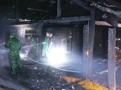 Bộ đội Biên phòng phối hợp chữa cháy nhà dân trong đêm