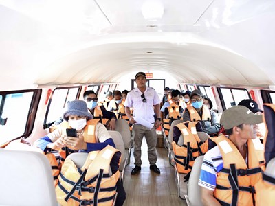 Xã đảo được hỗ trợ ca nô để phục vụ chở người dân