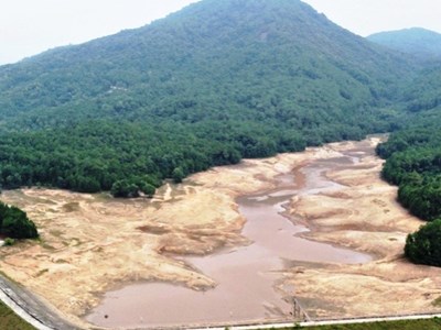 Hà Tĩnh: Điều xe cứu hỏa cấp nước sạch “giải hạn” cho người dân