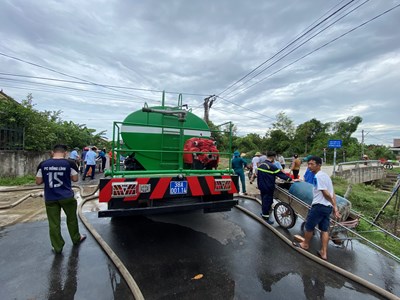 Điều xe cứu hỏa cấp nước sạch cho người dân