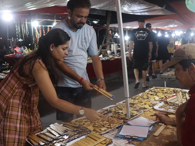 Đà Nẵng: Sức hút của đồ thủ công Việt Nam tại chợ đêm Sơn Trà