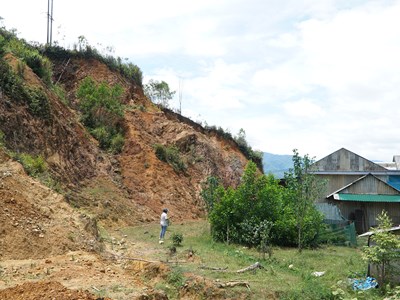 Sống thấp thỏm trong khu vực nguy cơ sạt lở núi
