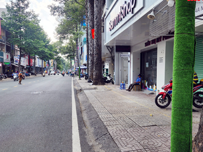 “Mặc áo” cho cột điện ở TP.HCM chống dán quảng cáo rao vặt