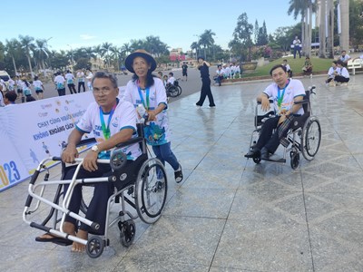 300 vận động viên khuyết tật tham gia giải chạy "Không khoảng cách- Không giới hạn"