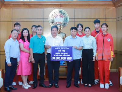 Công đoàn Bộ VHTTDL trao gói hỗ trợ các nạn nhân vụ cháy chung cư mini