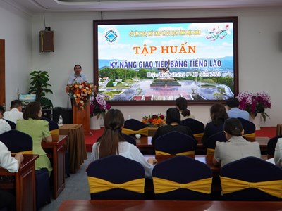 50 học viên tham gia lớp kỹ năng giao tiếp bằng tiếng Lào