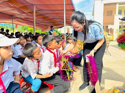 Tết trung thu ấm áp với trẻ em vùng cao Quảng Ngãi