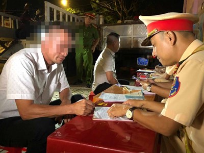 Tài xế say xỉn, dương tính ma tuý lao ô tô vào CSGT để bỏ chạy