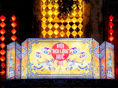 Lung linh sắc màu trong đêm khai hội Đèn lồng Huế 2023