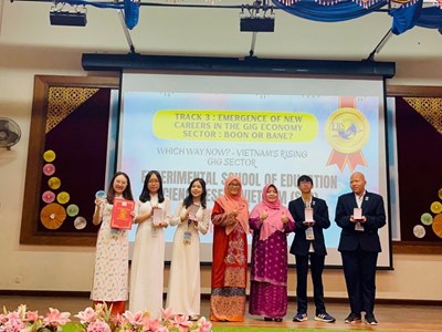 Đoàn học sinh Việt Nam giành giải cao tại diễn đàn FRSIS