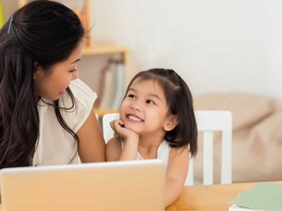 Cha mẹ quản lý con trên không gian mạng: Nên hay không?