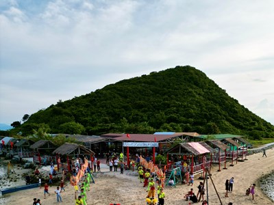 Khánh Hòa: Đưa Tết Trung thu đến với trẻ em nghèo thôn đảo Điệp Sơn