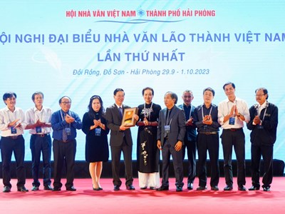 Các nhà văn Việt Nam góp phần bảo vệ nền văn hóa của dân tộc