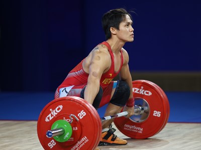 Trịnh Văn Vinh không thể lách qua khe cửa hẹp