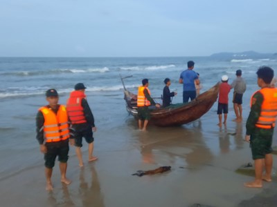 Rủ nhau đi tắm biển, hai học sinh lớp 9 mất tích