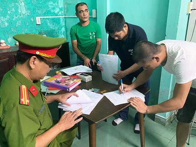 Khởi tố hai vợ chồng cho vay nặng lãi