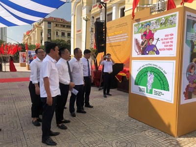 Triển lãm tranh cổ động về văn hoá ứng xử, đạo đức lối sống