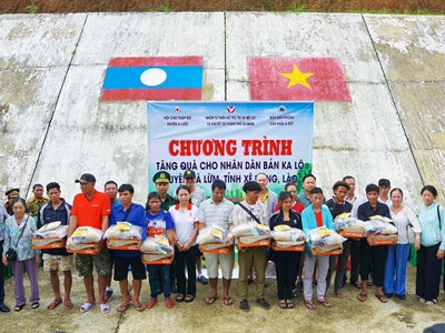 Tuyên truyền và tặng quà cho nhân dân vùng biên giới Việt - Lào