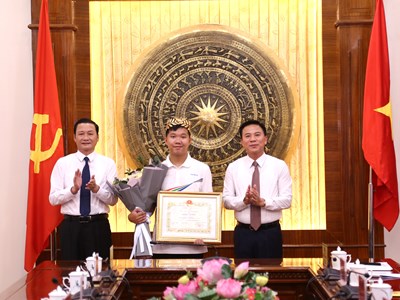 Thanh Hóa khen thưởng Nhà vô địch Cuộc thi Đường lên đỉnh Olympia