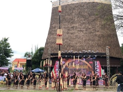 Ngày hội Trình diễn cây nêu và giao lưu VHTTDL các dân tộc Việt Nam