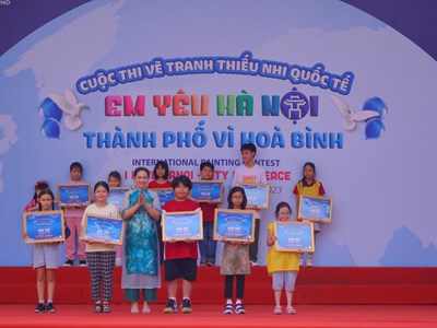 Hơn 300 thiếu nhi thi vẽ tranh "Em yêu Hà Nội – Thành phố Vì hòa bình”