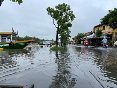 Quảng Nam cảnh báo nguy cơ ngập lũ, bờ biển Hội An lại sạt lở nặng nề