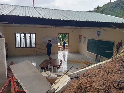 Quảng Nam: Sạt lở đồi, phòng học ở một điểm trường miền núi bị sập