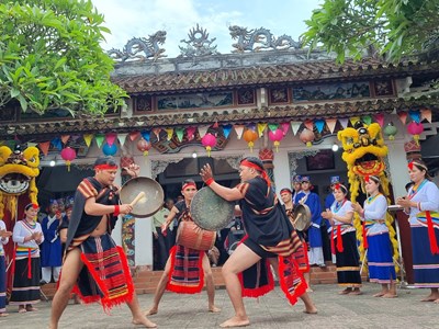 Tiếng chiêng ngân vang ở làng Tà Vót