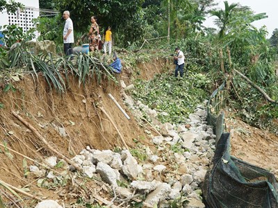 Sống thấp thỏm vì sạt lở sông Hương