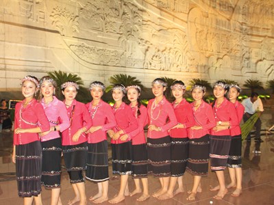 Để trang phục truyền thống đồng bào H’rê, Bana hút khách giữa đại ngàn