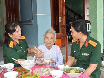 Quảng Ngãi: Tặng quà Mẹ Việt Nam Anh hùng nhân ngày 20.10