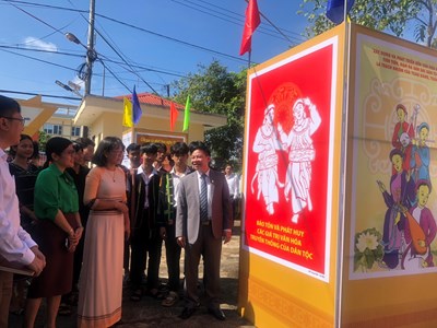 Triển lãm tranh cổ động về văn hóa, con người Việt Nam tại Đăk Nông