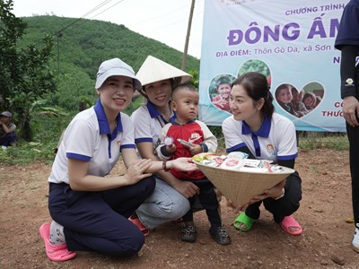 “Đông ấm bản xa” cho trẻ em vùng cao Sơn Hà