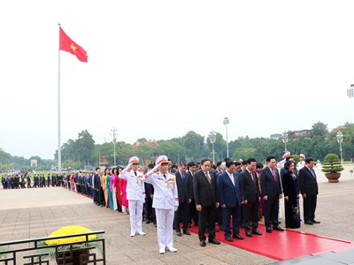 Đại biểu Quốc hội vào Lăng viếng Chủ tịch Hồ Chí Minh