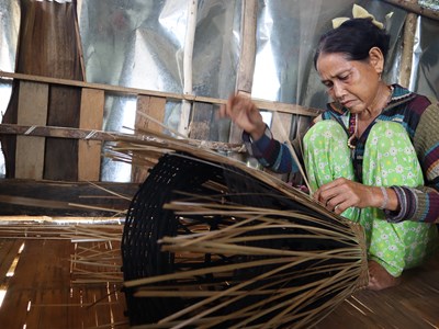 Quảng Ngãi: Người Hrê gìn giữ nghề đan lát truyền thống