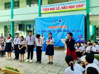 Tuyên truyền pháp luật, tư vấn văn hoá ứng xử mạng xã hội đến học sinh