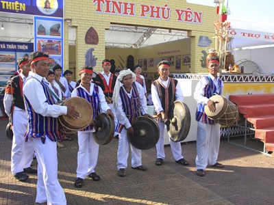 Níu chân du khách bằng trống đôi, cồng ba, chiêng năm