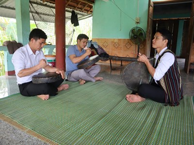 Những chàng trai trẻ Hrê đam mê chiêng ba