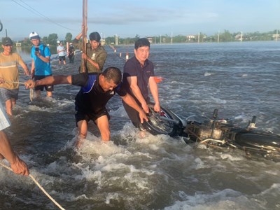 Kịp thời cứu hai vợ chồng bị nước lũ cuốn trôi